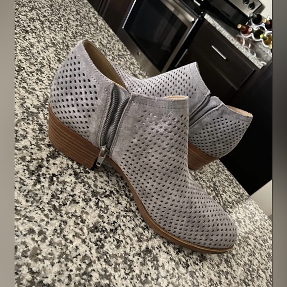 Lucky Brand Baylah2 Steel Grey Oiled
Suede Booties Size 9 - Picture 5 of 9